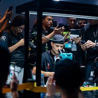 Parpadeas y ya te han cambiado la pantalla: el Mundial de reparación de móviles llega a China