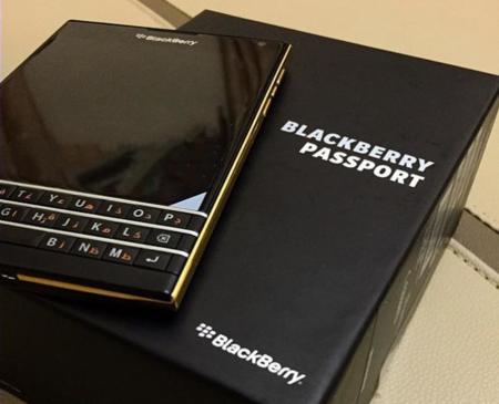 BlackBerry va a por todas con una edición lujosa de su Passport: la Gold Edition