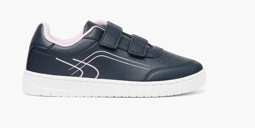 Zapato tipo zapatilla monocolor con detalle a contraste. Disponible en varios colores. Cierre mediante dos tiras adherentes.