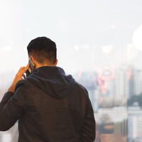 Contestar con un 'sí' al descolgar puede ser un problema, pero el verdadero peligro no es que graben nuestra voz