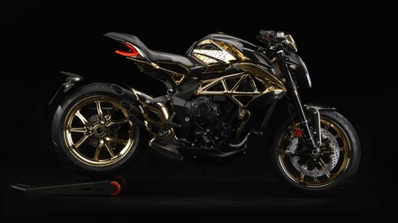 Sobredosis de fibra de carbono y dorado para la MV Agusta Dragster RC Shining Gold, un one-off sin precio