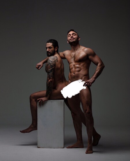 Estas son las fotos de Cristian Suescun completamente desnudo junto a Rafael Amargo (a sus pies) para OnlyFans