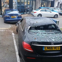 Alguien voló sobre el nido de Mercedes-Benz con su Tesla Model S y se pegó un tremendo barrigazo