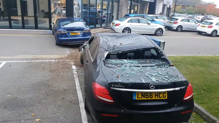 Alguien voló sobre el nido de Mercedes-Benz con su Tesla Model S y se pegó un tremendo barrigazo