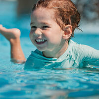 Cinco juegos de pataleo en la piscina para enseñar a los niños que todavía no saben nadar 