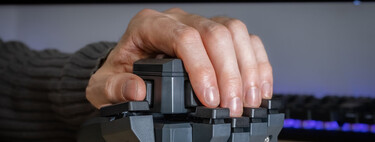 Un teclado híbrido pensado para jugar. Es raro como ninguno, pero el Movemaster también es una idea fantástica 