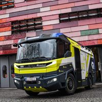 Menos humos: este camión de bomberos es eléctrico, desarrolla 476 CV y apagará fuegos por Europa