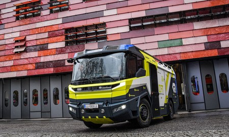 Menos humos: este camión de bomberos es eléctrico, desarrolla 476 CV y apagará fuegos por Europa