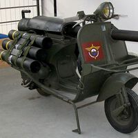 La Vespa más surrealista que vas a ver. Saltaba en paracaídas, salvó a Piaggio de la ruina y, sí, tiene un bazoka