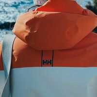 Comprar fuera de temporada tiene ventajas: esta chaqueta Helly Hansen está a casi mitad de precio y te durará años  