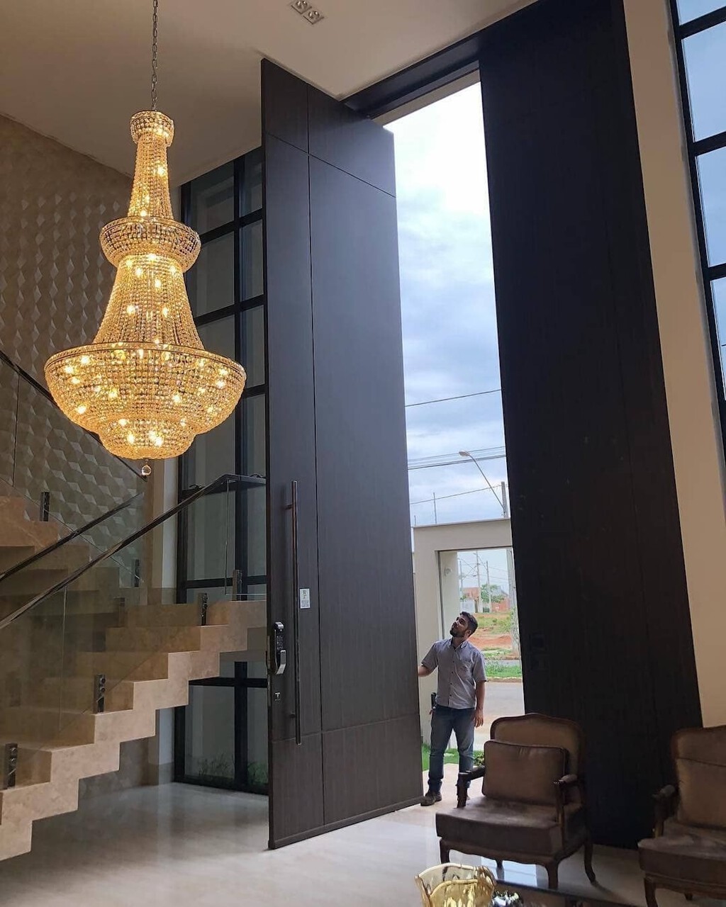 Los super ricos quieren puertas gigantes en sus casas: ahora todo el mundo quiere imitarlos en Los Ángeles