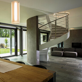 Adiós a los muros tradicionales: así es esta espectacular vivienda italiana que diluye las fronteras entre interior y exterior