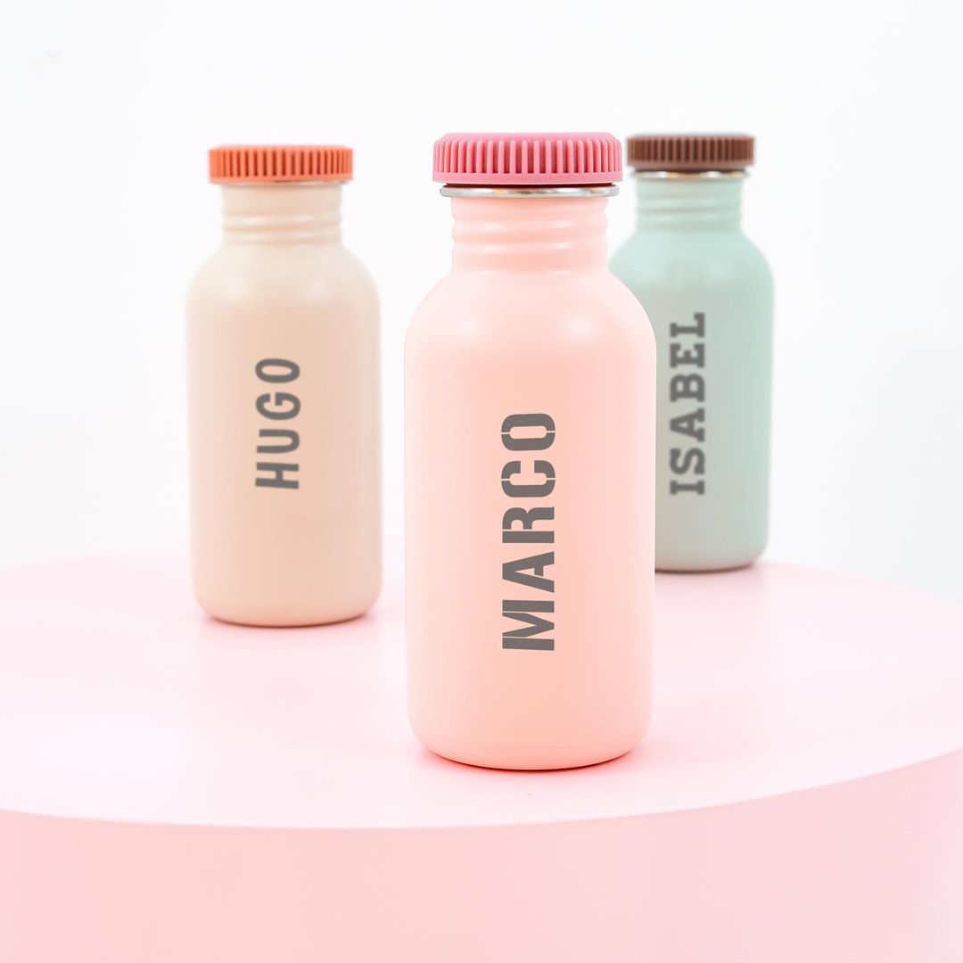 Las botellas de acero inoxidable de Tutete son la mejor opción para llevar agua al cole sin necesidad de usar botellas de plástico, que además de contaminar, pueden transmitir sabores.