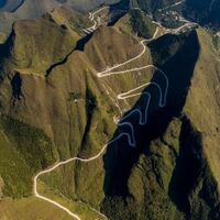 China, hogar de las carreteras más peligrosas del mundo, ha logrado comunicar el último pueblo aislado en las montañas