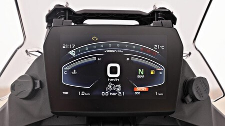 La Voge 900 Dsx Integre Doffice Des Technologies Reservees Dhabitude A Des Motos Bien Plus Cheres Comme Le Gps Par Mirroring Ou La Detection Dangle Mort