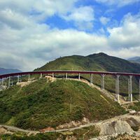 China tiene la autopista más increíble del mundo: 270 viaductos a cientos de metros de altura y 25 túneles. Sólo tardaron 5 años en construirla