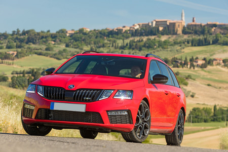 Skoda Octavia Combi RS 245 frontal lateral en marcha