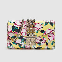 Este bolsito de GUESS es pura fantasía y está al 50% en las rebajas de El Corte Inglés