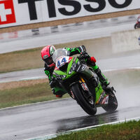 Lucas Mahias aprovecha una caída de Andrea Locatelli en la vuelta de formación para estrenarse en 2020