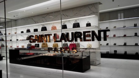 Hedi Slimane en Saint Laurent: la cronología de un ciclo que termina