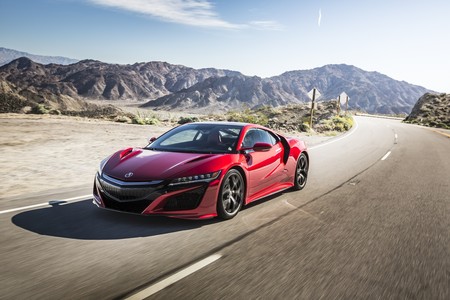 Video: El Acura NSX reta al Tesla Model S en el 1/4 de milla y el resultado nos sorprendió