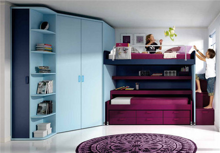 Mueble multifunción que alberga dos camas y varios espacios para guardar los objetos de los niños