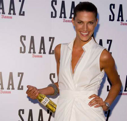 Laura Sánchez de fiesta con muchas cervezas