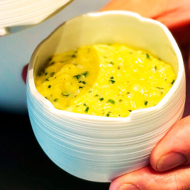 El truco del chef Eric Frechon para bordar los huevos revueltos con solo dos ingredientes: “Es mejor hacerlos al baño maría" 
