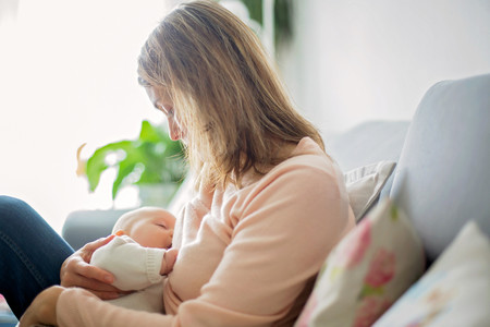 La lactancia es lo mejor, pero la presión por amamantar de forma exclusiva puede dañar la salud mental de algunas madres