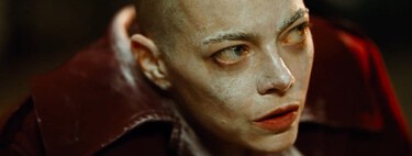 "Fue una de las experiencias más grandes de mi vida": Emma Stone confiesa que entró en pánico al afeitarse la cabeza para la nueva película de Yorgos Lanthimos