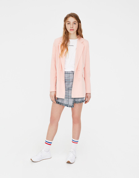 Esta Blazer rosa puede ser tuya por 12,99 euros en el remate final de las rebajas de Pull&Bear
