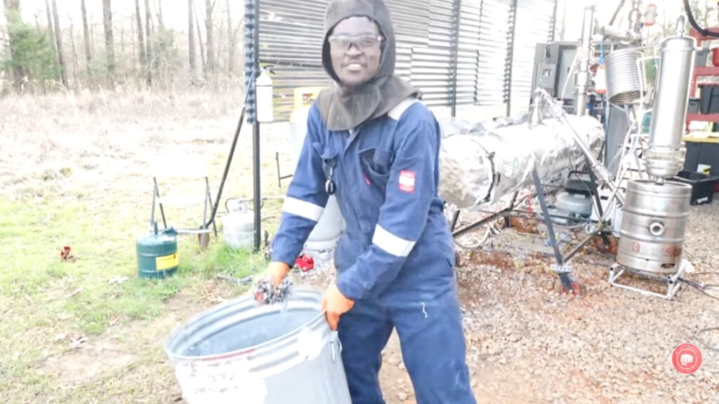 Este chico asegura haber creado gasolina con plástico y energía solar en su garaje. Su invento ya es viral (y también muy polémico) 