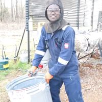 Este chico asegura haber creado gasolina con plástico y energía solar en su garaje. Su invento ya es viral (y también muy polémico) 