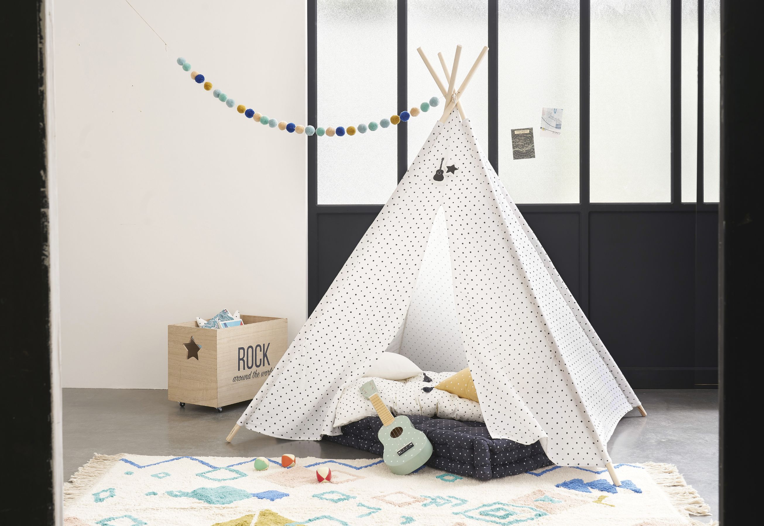 Tipi infantil con motivo de triángulos y estrellas