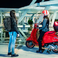 La GIVI EA129 es una mochila de 15 litros que además de reflectantes viene con protecciones, por 74 euros