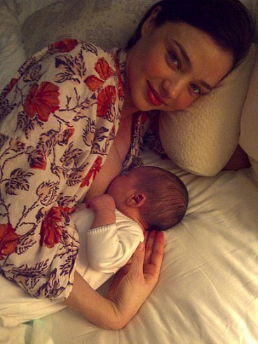 ¿No se os cae la baba con la primera foto del nene de Miranda Kerr y Orlando Bloom?