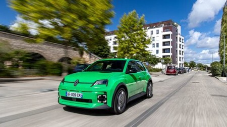 Paradoxalmente, esses carros pequenos e quadrados têm os piores perfis aerodinâmicos. E o fato de serem elétricos muitas vezes agrava o problema devido à sua maior altura em relação ao solo (bateria no assoalho). © Etienne Roville