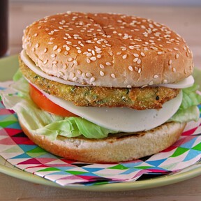 Esta receta de hamburguesa de calabacín además de fácil es sabrosa, rica en proteínas e ideal para preparar con niños 