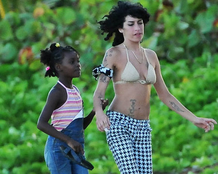Amy Winehouse está pensando en adoptar