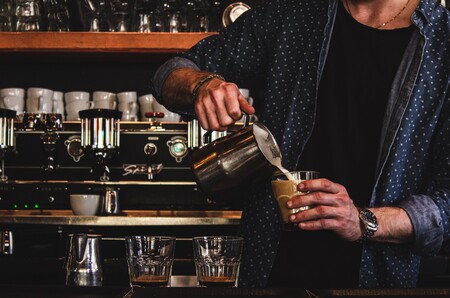 ¿Cuánta cafeína hay en mi vaso? A examen los diferentes cafés, refrescos y bebidas energéticas (y cuál es mejor para espabilarnos)