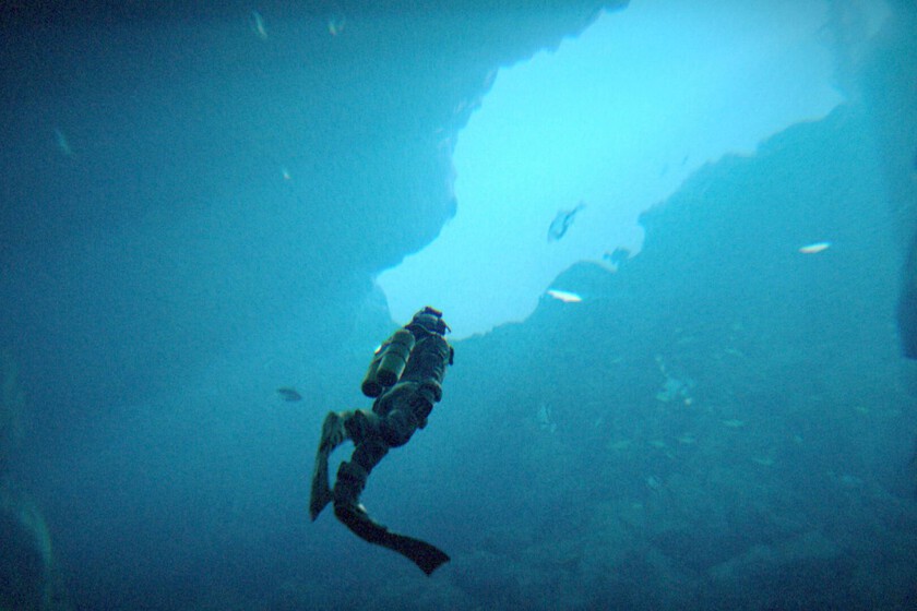 Under The Waves Resena Portada