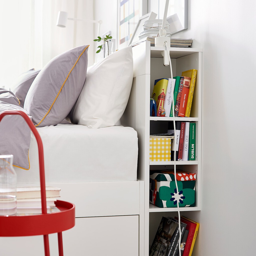 Adiós a la mesita de noche: el invento de Ikea que soluciona los problemas de espacio en el dormitorio por menos de 4 euros