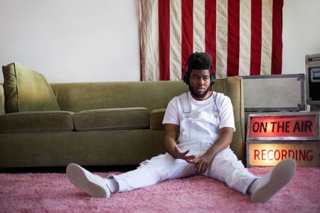 Forever 21 y Khalid juntos en la campaña de una propuesta entre blancos y denim