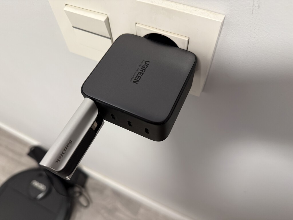 Qué pasa cuando conectas una memoria USB al cargador del móvil (ya lo he hecho yo para que no lo tengas que hacer tú)