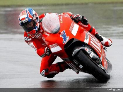Casey Stoner logra su segunda pole consecutiva bajo la lluvia de Donington