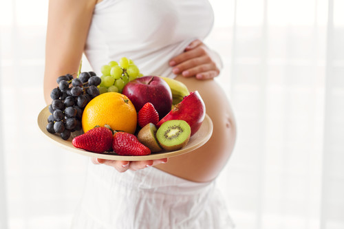 Estos son tus 'alimentos aliados' para aliviar las molestias más comunes en el embarazo