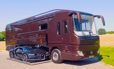 Más que una autocaravana: esta mansión con ruedas cuesta 2 millones y puede llevar un Bugatti Chiron (no incluido)