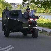 Ha convertido a su Ducati Multistrada en una moto camper. Tiene hasta ruedas de coche, y parece la moto del Apocalipsis 