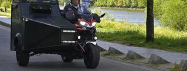 Ha convertido a su Ducati Multistrada en una moto camper. Tiene hasta ruedas de coche, y parece la moto del Apocalipsis 