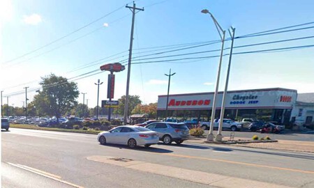 Este Dodge Viper es el cartel publicitario de este concesionario